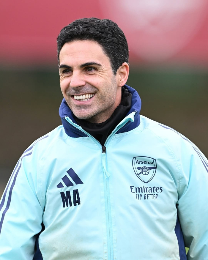 足球欧冠裁判组遭强烈质疑，争议球镜头热议不断（欧冠裁判组判罚遭质疑，争议镜头持续发酵）