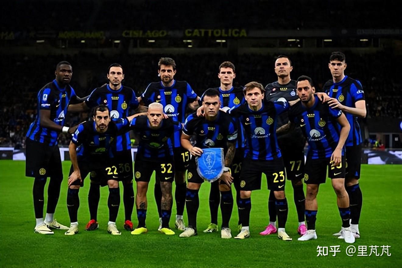 内维尔：卢克·肖防守时必须更强硬，他让后防的队友陷入两难（内维尔点名卢克·肖：防守强度需提升，别再让后防队友为难）