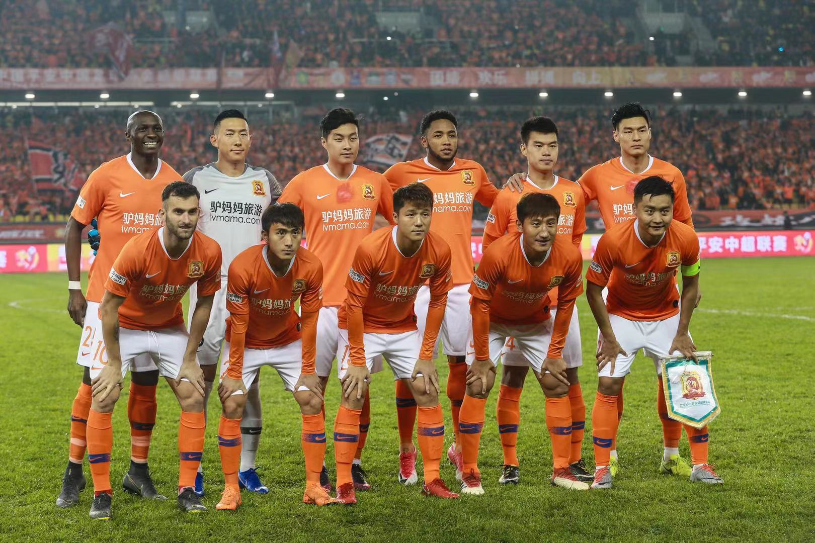 美记：恩比德右膝仍酸痛但治疗正确，他或许将缺席更久