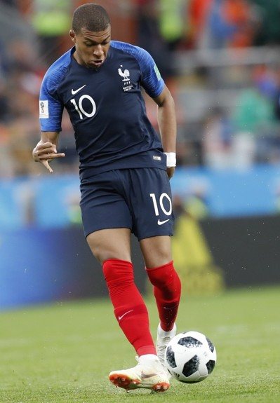 U17世界杯：奥地利2-0九人意大利晋级决赛，莫泽双响（U17世界杯：奥地利2-0力克9人意大利挺进决赛，莫泽梅开二度）