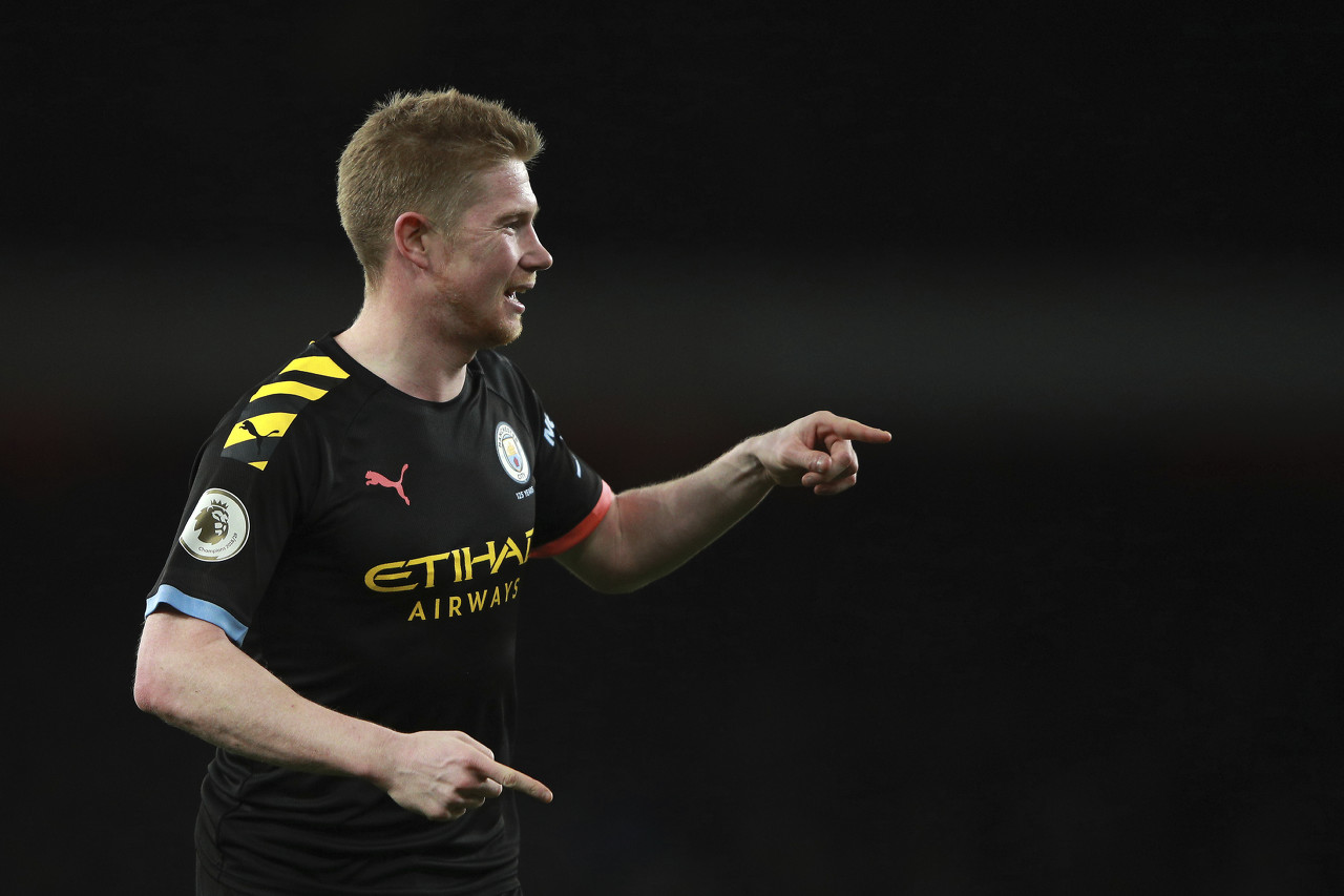 内维尔：这绝对是一场疯狂的比赛，整个球场的球迷都麻木了（内维尔：这场比赛太疯狂，全场球迷都已麻木）