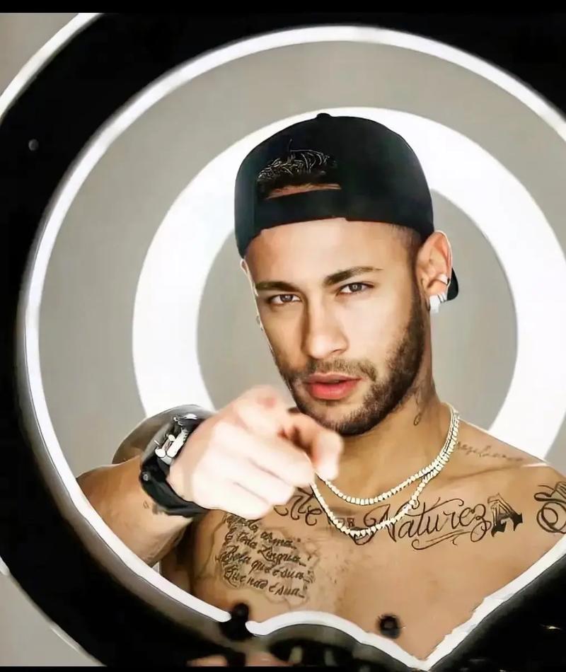 记者：因现场出现雷暴，沙特vs阿联酋比赛再次推迟，预计将取消（记者：现场雷暴致沙特对阿联酋之战再度延期，或将取消）