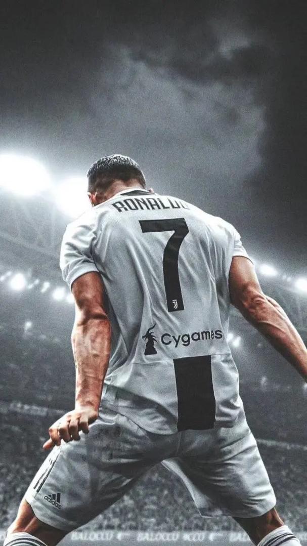 沙特变了：从为C罗本泽马豪掷千金，到对萨拉赫精打细算？